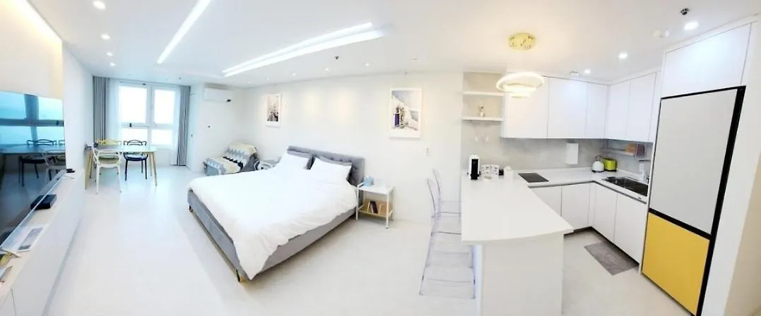 Modern Studio Near Haeundae Beach & Subway Busan Apartment
